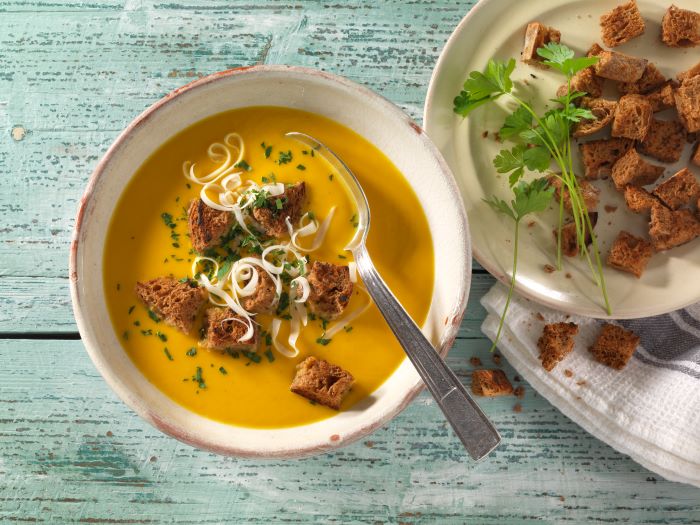 Kuerbissuppe-mit-Vollkornbrot-Croutons-und-Kraeutern