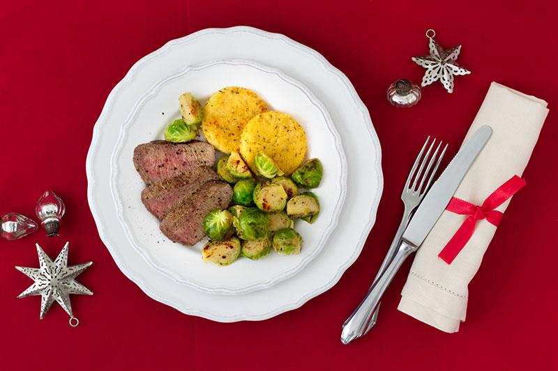 Precon Weihnachtsmenü mit Lammlachs auf Gewürz-Rosenkohl und Pflaumen-Zimtquark-Trifle