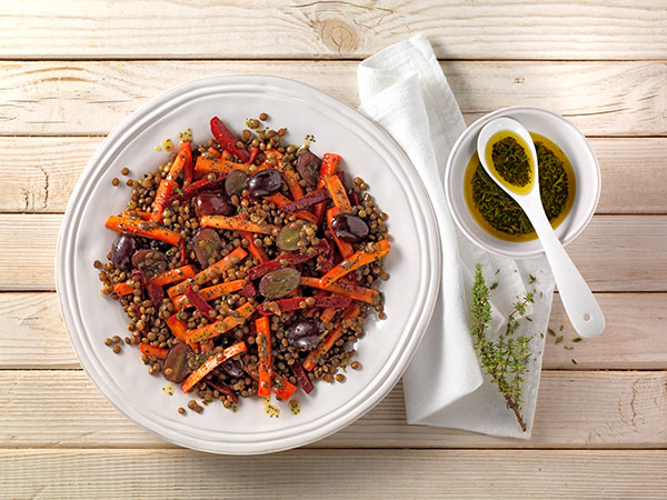 Lauwarmer Linsen-Ofen-Gemüse-Salat mit Trauben und Mohndressing