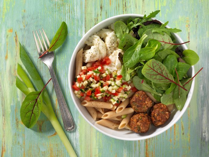 Nudel-Bowl mit Hackbällchen, Tomaten-Zucchini-Salsa und Mozzarella