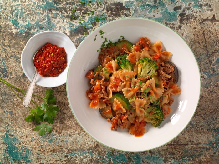 Nudel-Hackpfanne mit Zucchini, Aubergine und Broccoli