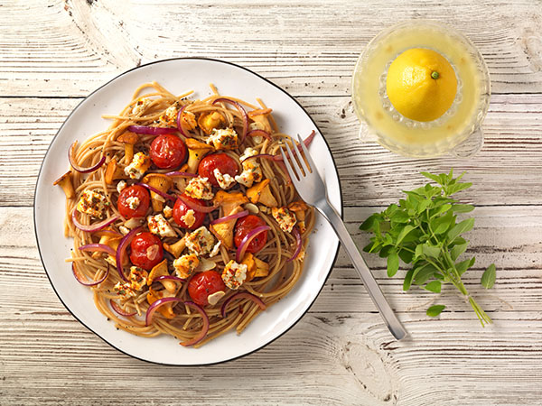 Ofen-Feta mit Pfifferlingen, Tomaten und Vollkornpasta