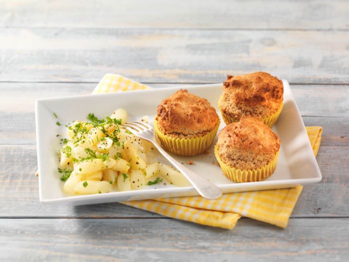 Parmesan-Muffins mit Spargelsalat