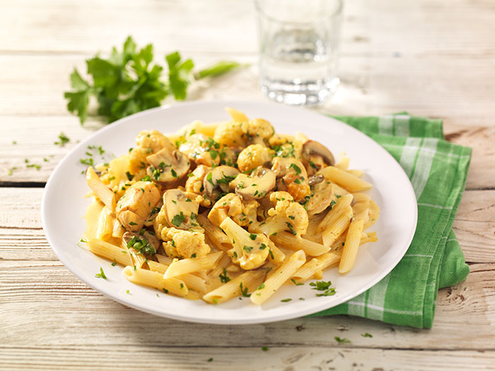 Penne mit Hähnchen, Champignons und Blumenkohl in pikanter Currysauce ...