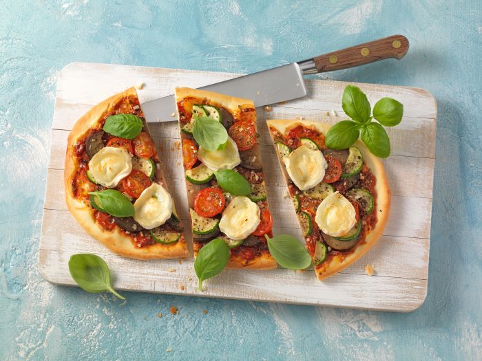 Pizzafladen mit Auberginen Tomaten Ziegenkaese und Zucchini