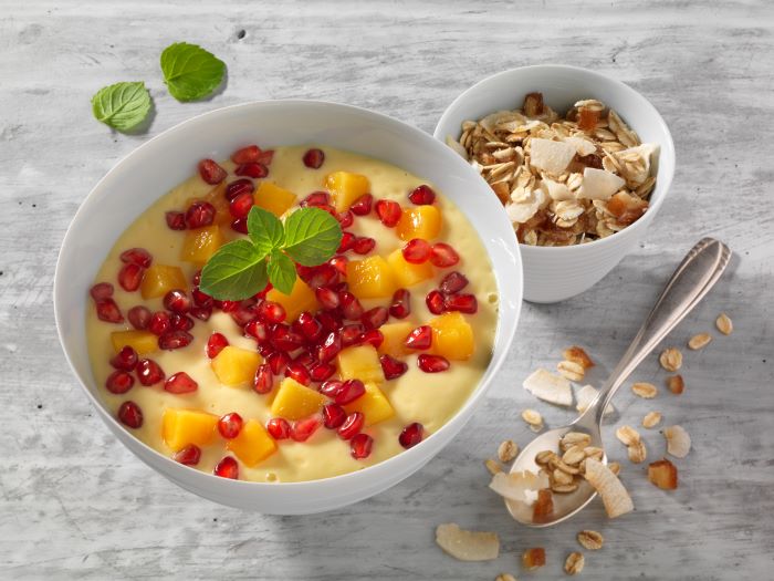 Quark-Mango-Smoothie-Bowl mit Flocken-Mix