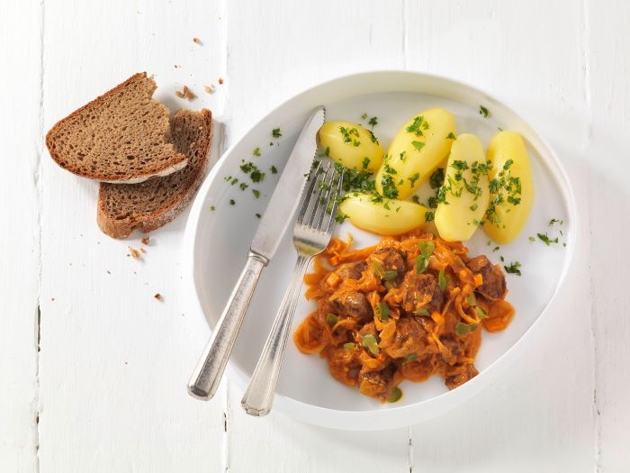 Rinder-Sauerkraut-Ragout mit Petersilien-Kartoffeln