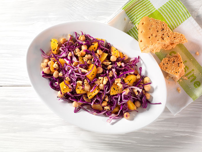 Rotkohl-Salat mit Kichererbsen und Ingwer-Orangen-Dressing