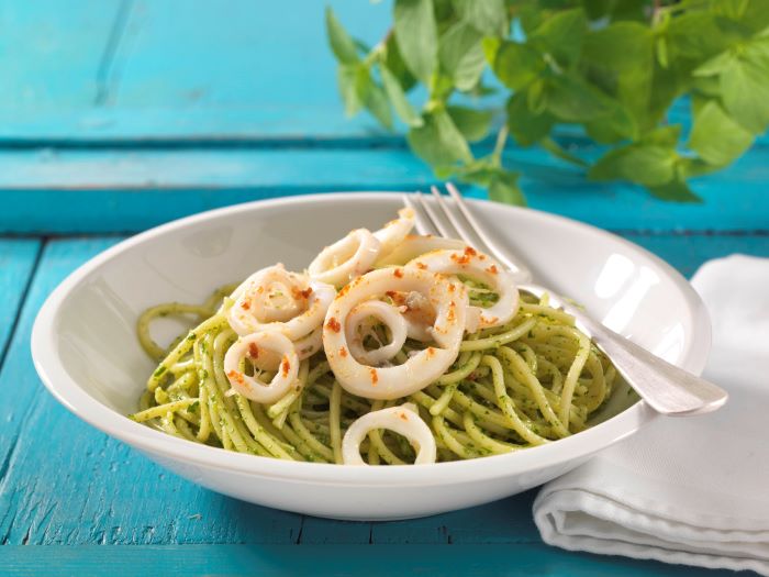 Spaghetti-mit-Basilikum-Pesto-und-Calamari V