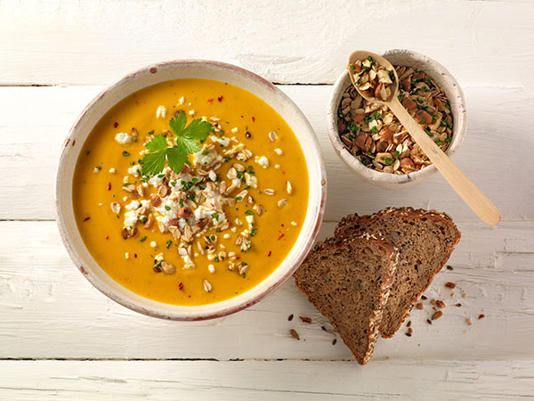 Süßkartoffel-Möhren-Suppe mit Ingwer, Nuss-Hafer-Topping und Feta ...