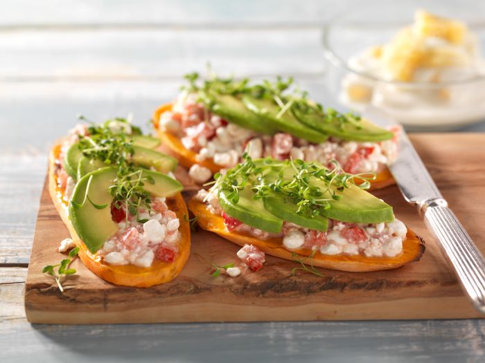 Suesskartoffel-Toast-mit-Tomaten-Huettenkaese-Aufstrich-und-Avocado x