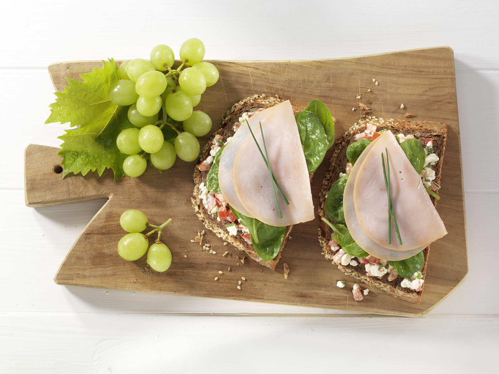 Vollkornbrot mit Tomaten-Schnittlauch-Hüttenkäse und Putenbrustaufschnitt