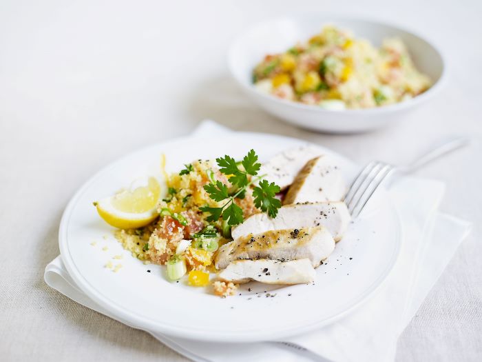 Bunter Couscous-Salat mit Hähnchenbrustfilet