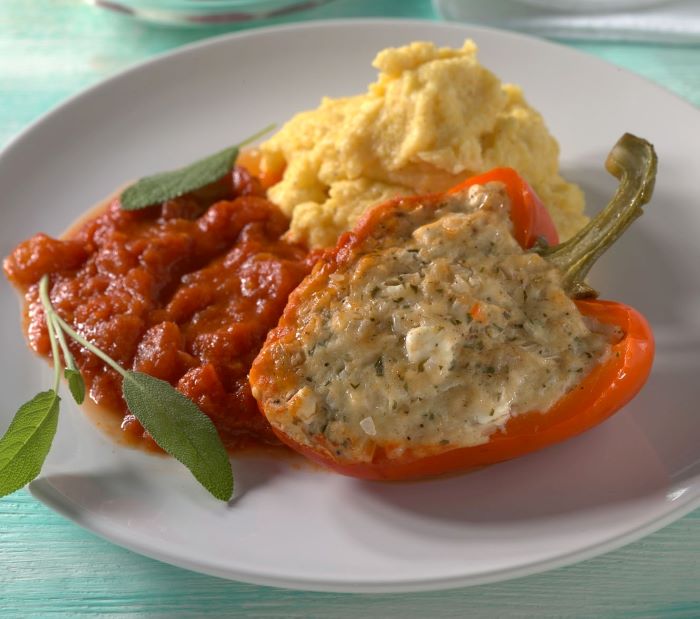 Gefüllte Paprikaschote mit Schafskäse Früchtequark zum Dessert