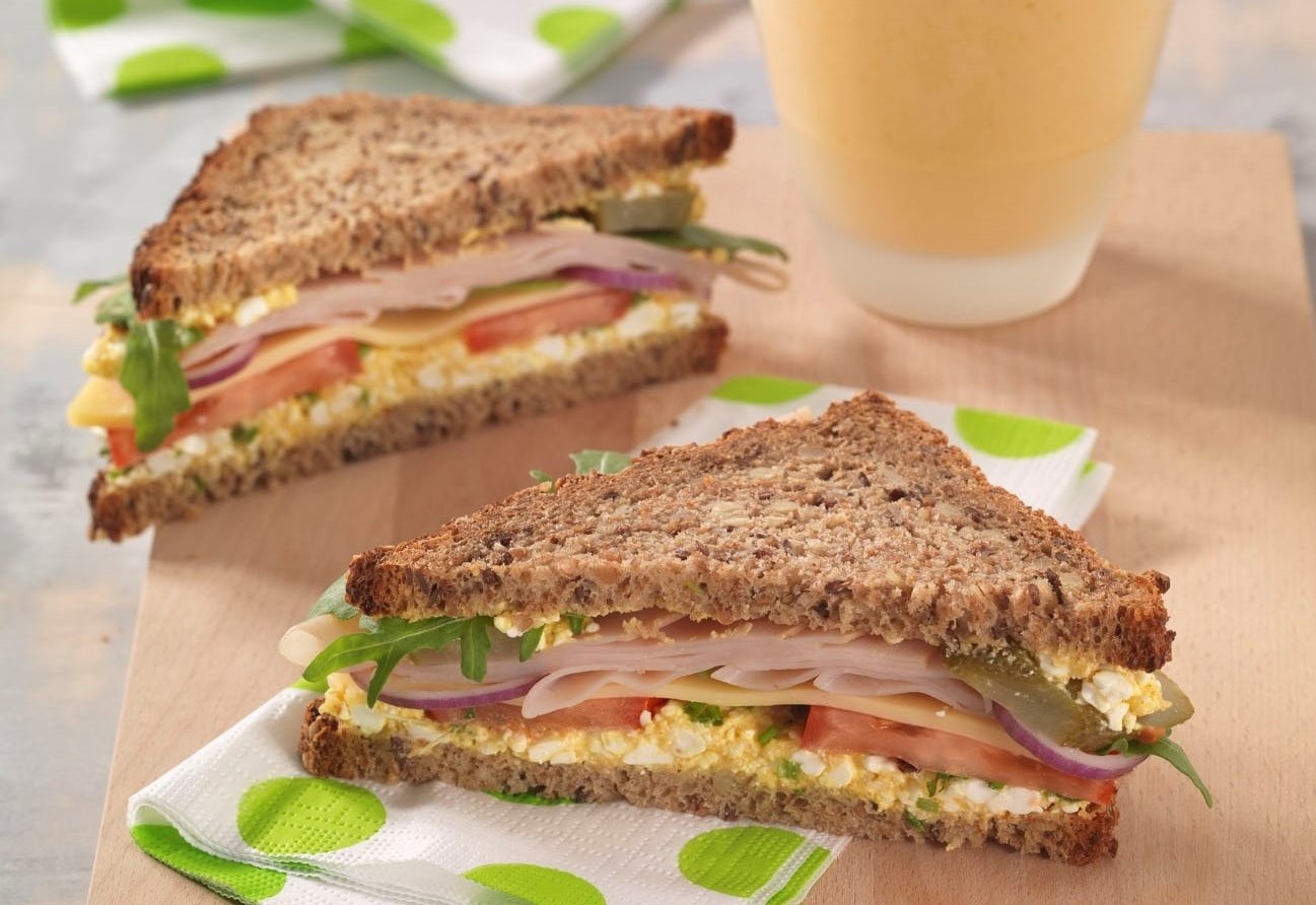 roggen-clubsandwich-mit-curry-frischkaese-und-mango-lassi-