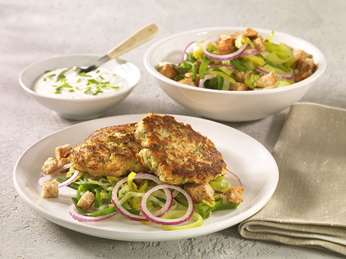 zucchinifrikadellen-mit-lauchsalat